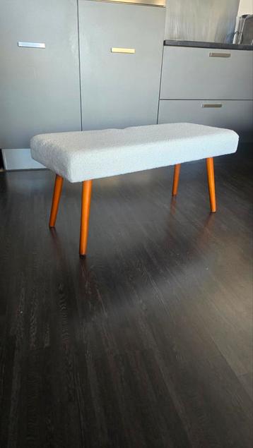 Wit Bankje met Houten Poten teddy stof beschikbaar voor biedingen