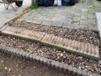 Twee hele stoepbandjes, opsluitbanden kleur rood., Ophalen, Gebruikt, Hout