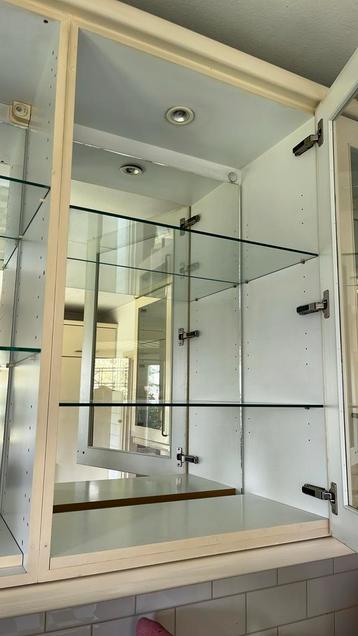 Glazen plankjes en spiegels voor keuken. beschikbaar voor biedingen