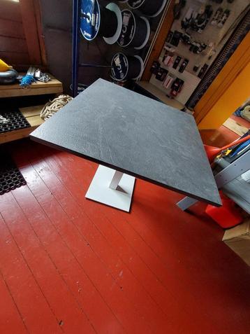 Buitentafel beschikbaar voor biedingen