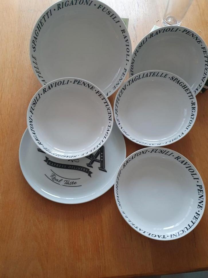 Servies met Pasta Namen - 4 pasta Borden,1 Kom 1pizza borden, Huis en Inrichting, Keuken | Servies, Gebruikt, Bord(en), Overige stijlen