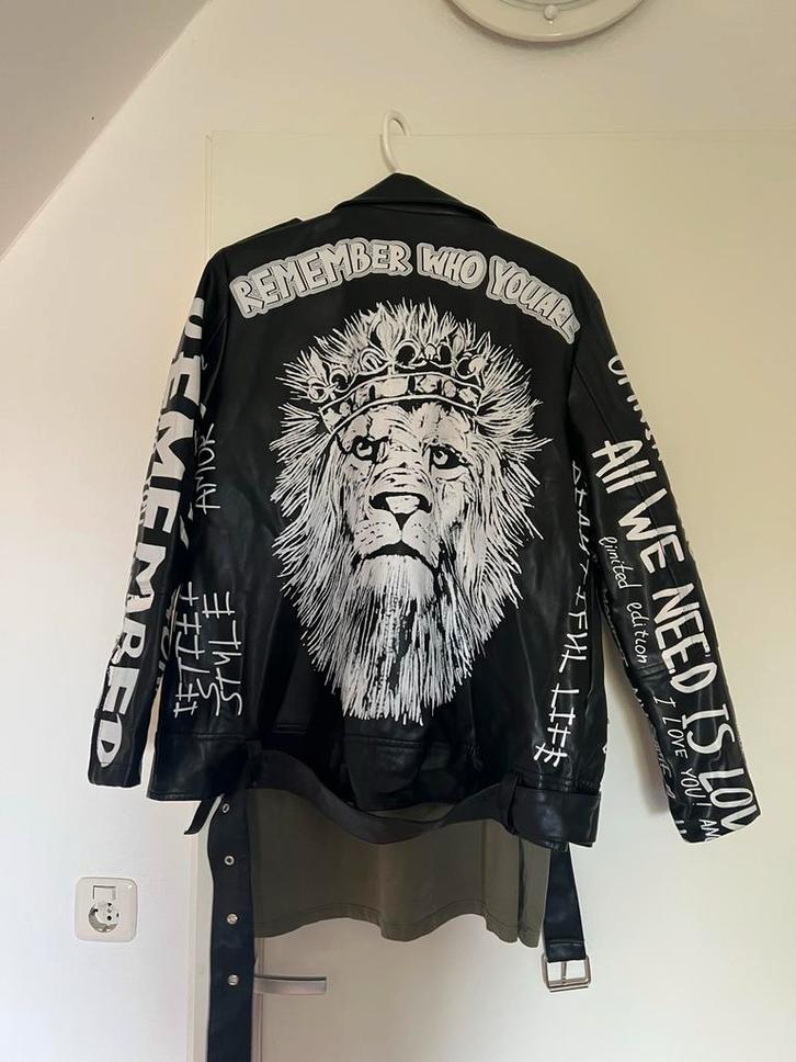 Stoere leren jas met print, Kleding | Dames, Jassen | Zomer, Gedragen, Maat 38/40 (M), Zwart, Ophalen of Verzenden