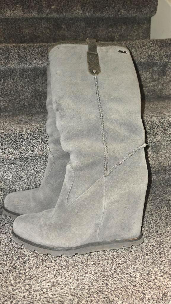 UGGS Sleehak laarzen, Kleding | Dames, Schoenen, Zo goed als nieuw, Hoge laarzen, Bruin, Ophalen of Verzenden