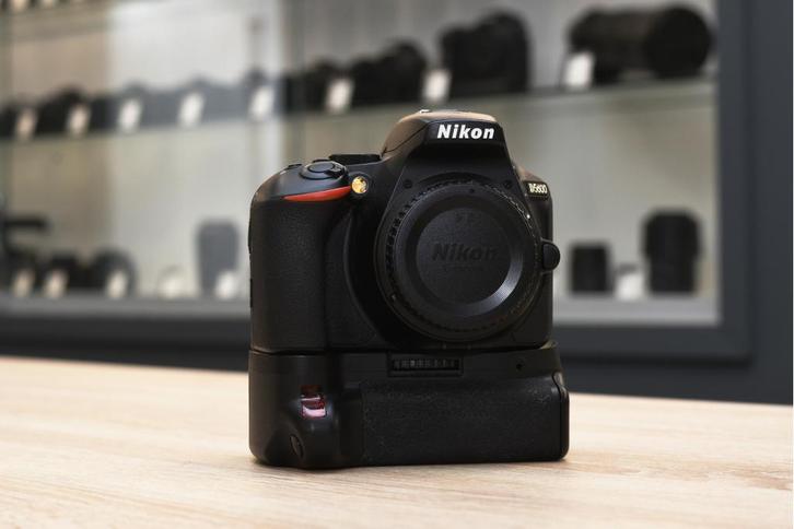 Nikon D5600 body + grip (Zwolle), Audio, Tv en Foto, Fotocamera's Digitaal, Zo goed als nieuw, Spiegelreflex, Nikon, Ophalen of Verzenden