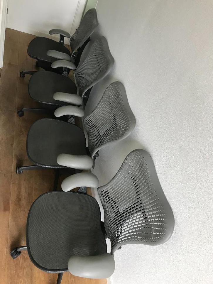 2 Bureaustoelen bureaustoel Herman Miller Mirra zwart grijs, Huis en Inrichting, Bureaustoelen, Gebruikt, Zwart, Ophalen