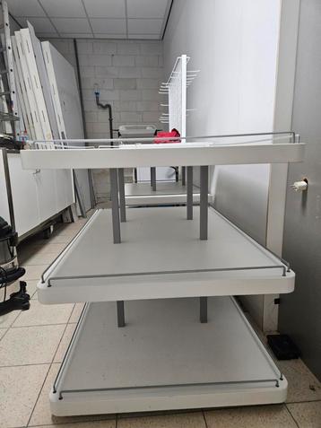 Witte tafels beschikbaar voor biedingen