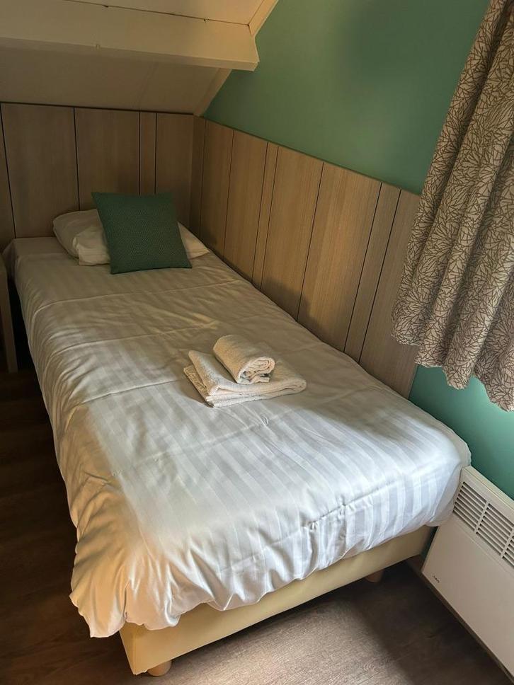 Boxsprings met Matrassen – (Lichtbruin, Zonder Hoofdbord), Huis en Inrichting, Slaapkamer | Bedden, Zo goed als nieuw, Eenpersoons