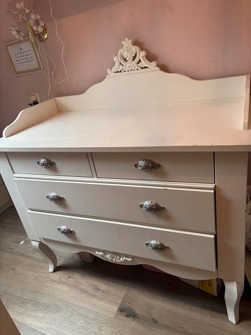 Commode met opstaande rand beschikbaar voor biedingen