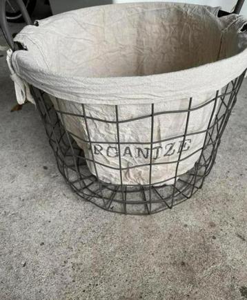 Draadmand met linnenzak beschikbaar voor biedingen