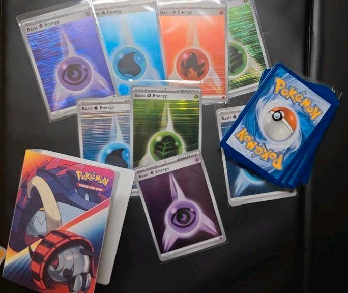 Pokemon 40bulk kaarten + 8 energy holo + mini portfolio, Hobby en Vrije tijd, Verzamelkaartspellen | Pokémon, Nieuw, Meerdere kaarten