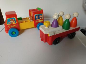 schoolbus en tram, speelgoed, primaire kleuren,  beschikbaar voor biedingen