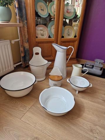 Leuke emaille set met kannen, schalen , vergiet , sel bakje beschikbaar voor biedingen