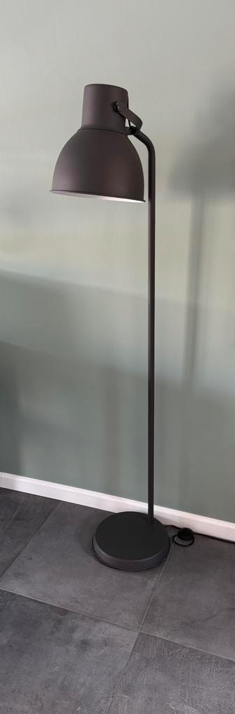 Hektar staande lamp donkergrijs, Huis en Inrichting, Lampen | Vloerlampen, Zo goed als nieuw, 150 tot 200 cm, Metaal, Ophalen