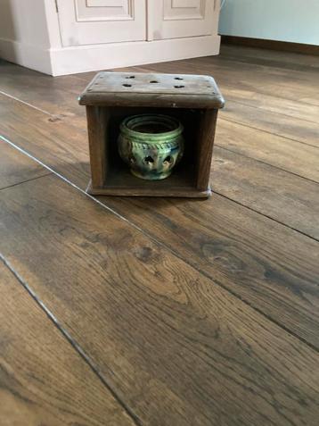 Oude stoof met aardewerk potje beschikbaar voor biedingen