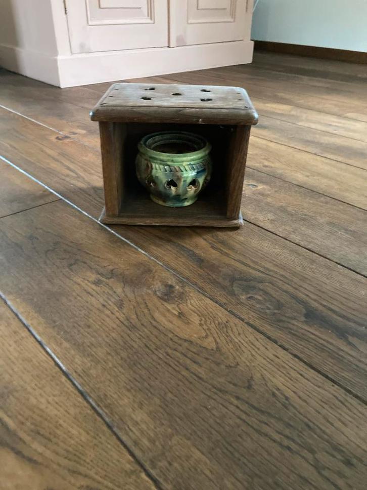Oude stoof met aardewerk potje, Huis en Inrichting, Woonaccessoires | Kandelaars en Kaarsen, Gebruikt, Minder dan 25 cm, Hout