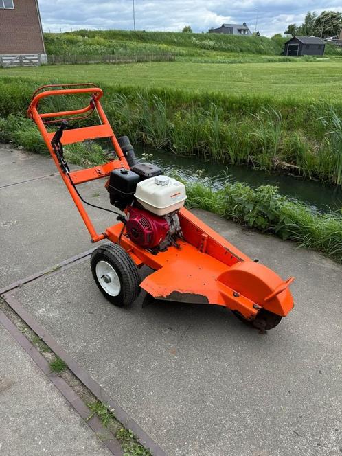 Te huur: Stobbenfrees – Goedkoopste uit de regio!, Diensten en Vakmensen, Verhuur | Gereedschap en Machines