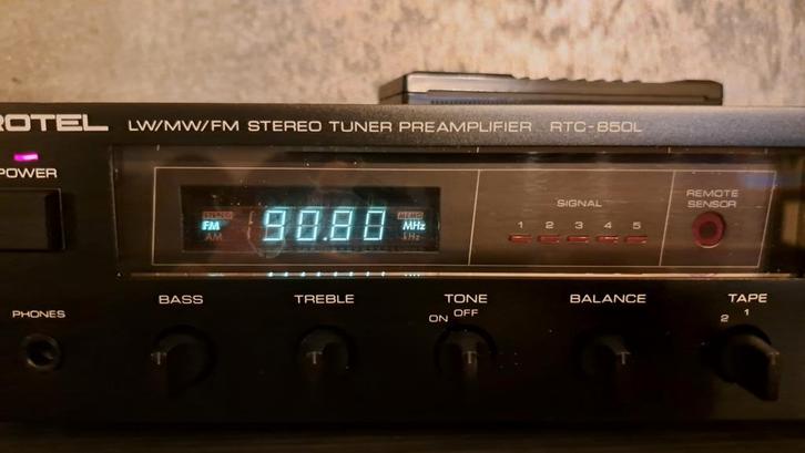 Rotel Voorversterker Tuner, Audio, Tv en Foto, Versterkers en Receivers, Zo goed als nieuw, Overige systemen, Minder dan 60 watt