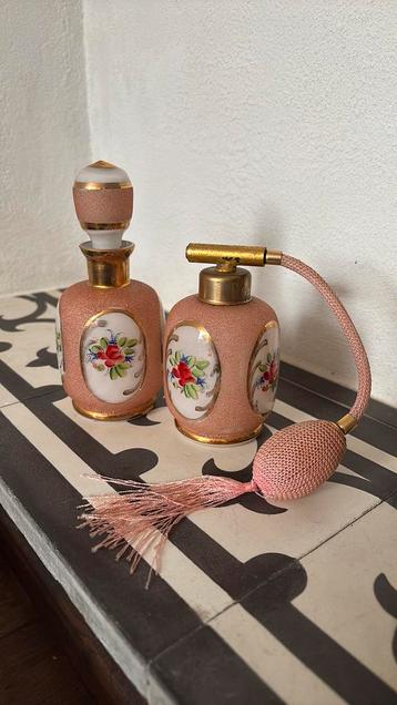 Vintage parfum flesjes set sprayer en fles roze bloemen beschikbaar voor biedingen