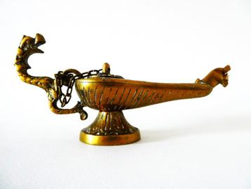 Messing Aladdin lamp olielamp met gravering handvat draak beschikbaar voor biedingen