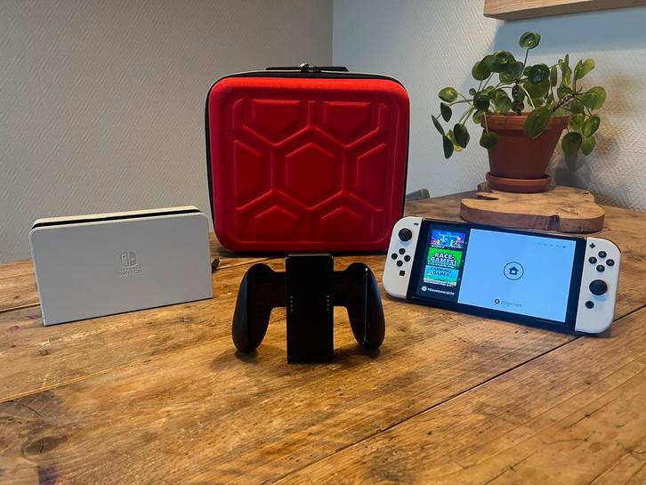 Nintendo Switch OLED + opbergkoffer, Spelcomputers en Games, Spelcomputers | Nintendo Switch, Zo goed als nieuw, Switch OLED, Met 1 controller