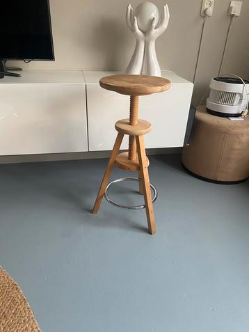Verstelbare kruk beschikbaar voor biedingen