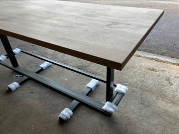 Eiken bartafel met ijzer onderstel  beschikbaar voor biedingen