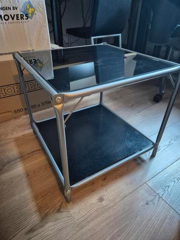 Bijzettafel/ salontafel 5050 cm 46 hoog beschikbaar voor biedingen