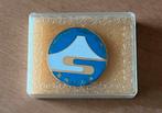 Suiseki Pin/speld nieuw in origineel doosje. Japan Suiseki., Verzamelen, Speldjes, Pins en Buttons, Ophalen of Verzenden, Nieuw