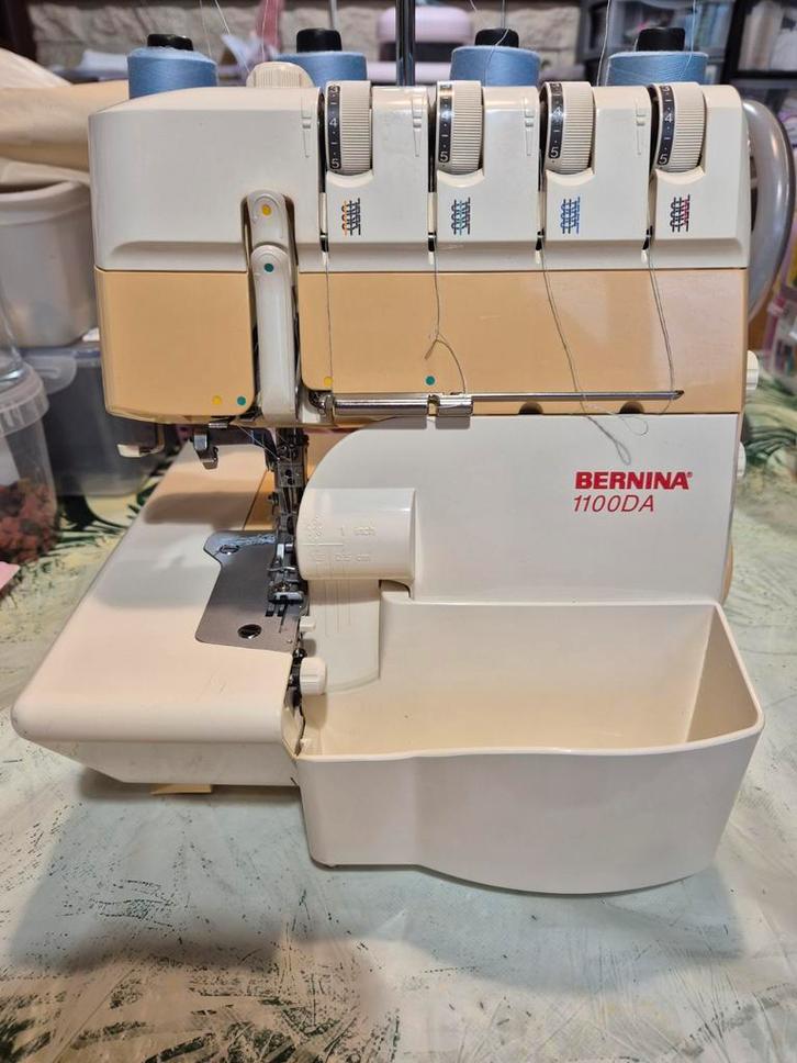 Overlock machine Bernina 1100D, Hobby en Vrije tijd, Naaimachines en Toebehoren, Gebruikt, Lockmachine, Bernina, Ophalen