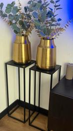 Gouden vazen met planten op zwarte standaards, Huis en Inrichting, Woonaccessoires | Zuilen en Pilaren, Ophalen, Zo goed als nieuw