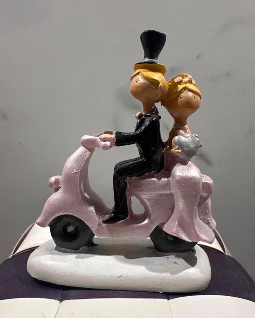 Taarttopper bruidspaar op vespa, Ophalen of Verzenden, Nieuw, Taarten, Versiering