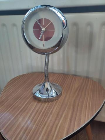 Retro spaceage klok beschikbaar voor biedingen