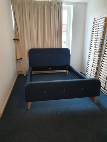 Tweepersoonsbed 140x200 + lattenbodems + matras beschikbaar voor biedingen