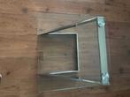 Glazen bijzettafeltje met metalen onderstel, Huis en Inrichting, Minder dan 55 cm, Vierkant, Modern/design, Ophalen