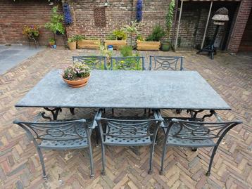 Te koop: natuurstenen tuintafel inclusief 6 stoelen  beschikbaar voor biedingen