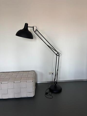 Mooie vloerlamp zwart beschikbaar voor biedingen
