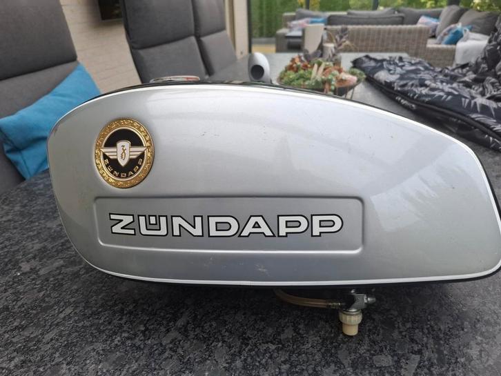 Pas gespoten 529 - 530 benzine tank., Fietsen en Brommers, Brommeronderdelen | Zundapp, Gebruikt, Frame, Ophalen of Verzenden