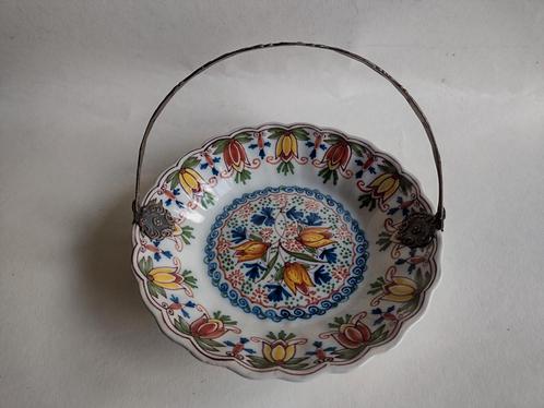 Makkum polychroom schotel / presenteerschaal met beugel, Antiek en Kunst, Antiek | Keramiek en Aardewerk, Ophalen