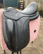 Ikonic dressuur zadel (17,5) met lakaccenten, Dieren en Toebehoren, Paarden en Pony's | Zadels, Ophalen, Zo goed als nieuw, Dressuur