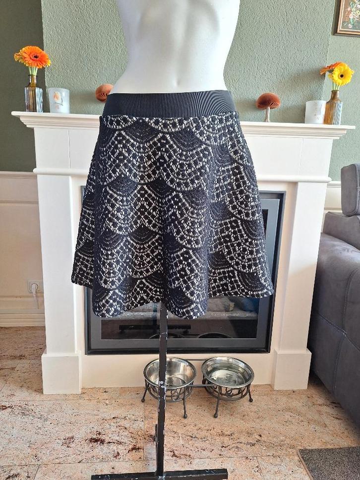 Rinascimento see through rok klokkend zwart wit L gratis ver, Kleding | Dames, Rokken, Zo goed als nieuw, Maat 42/44 (L), Zwart