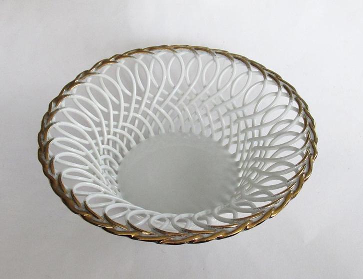 Open bewerkte ajour porseleinen schaal Regent Crown Romania., Antiek en Kunst, Antiek | Porselein, Ophalen of Verzenden