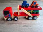 Houten speelgoed, dubbeloplegger vrachtwagen met vier auto's, Ophalen of Verzenden, Zo goed als nieuw