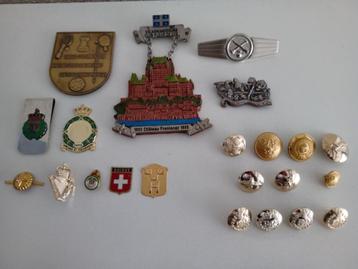 MILITAIRE EMBLEMEN, PATCHES en KNOPEN BINNEN- EN BUITENLAND beschikbaar voor biedingen
