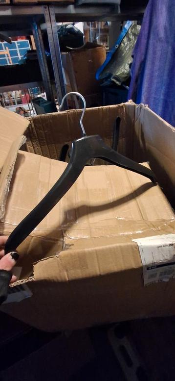 Partij brede kunsstof kledinghangers ca 40 stks beschikbaar voor biedingen