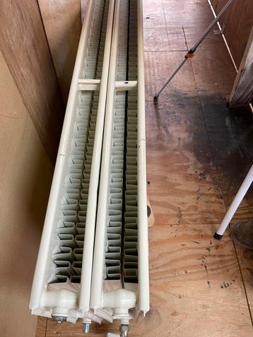 2 Radiatoren 2.70 meter lang 60 cm hoog  type T22 beschikbaar voor biedingen