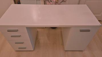 MDF Bureau twv € 159,00 in goede staat! 1,45m breed. beschikbaar voor biedingen