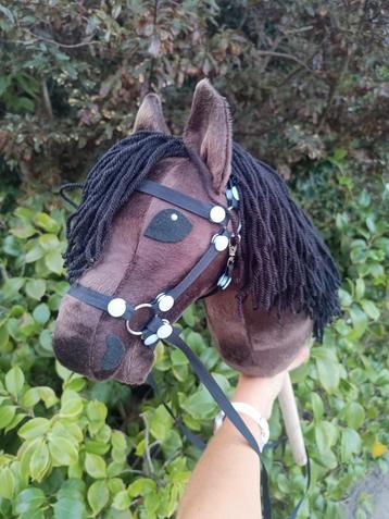 Donkerbruine hobbyhorse met zwarte manen  beschikbaar voor biedingen