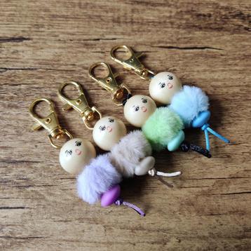 Tashanger / Sleutelhanger gelukspoppetje fluffy goudkleur beschikbaar voor biedingen