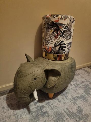 Twee krukjes  beschikbaar voor biedingen