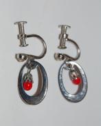 Vintage oorbellen clips markasiet en rood steentje, Sieraden, Tassen en Uiterlijk, Oorbellen, Overige materialen, Hangers, Met edelsteen